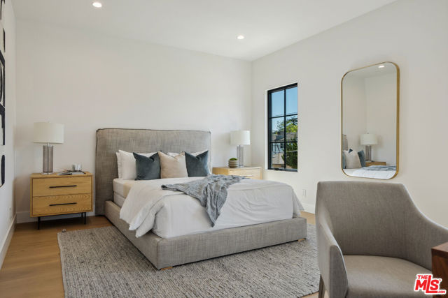 4949 Sancola Avenue, Toluca Lake CA: https://media.crmls.org/mediaz/c41c107c-63da-4dd7-a0d4-e668cf9ddd9a.jpg