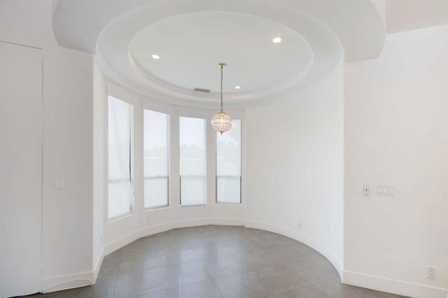 Detail Gallery Image 4 of 22 For 410 Milagrosa Cir, Chula Vista,  CA 91910 - 5 Beds | 4/1 Baths