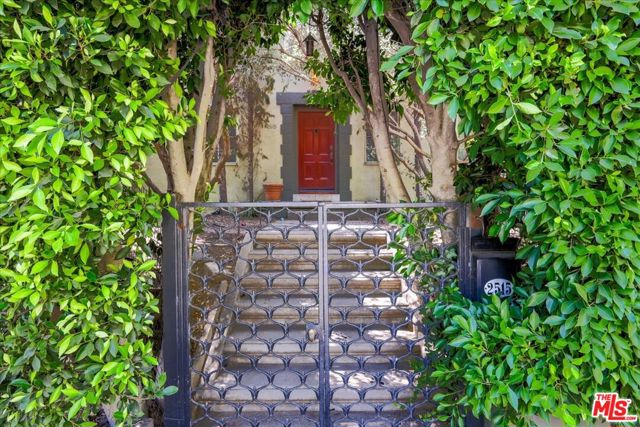 2515 N Commonwealth Avenue, Los Angeles CA: https://media.crmls.org/mediaz/c41c419e-0df7-46c9-88eb-f76cae57676b.jpg