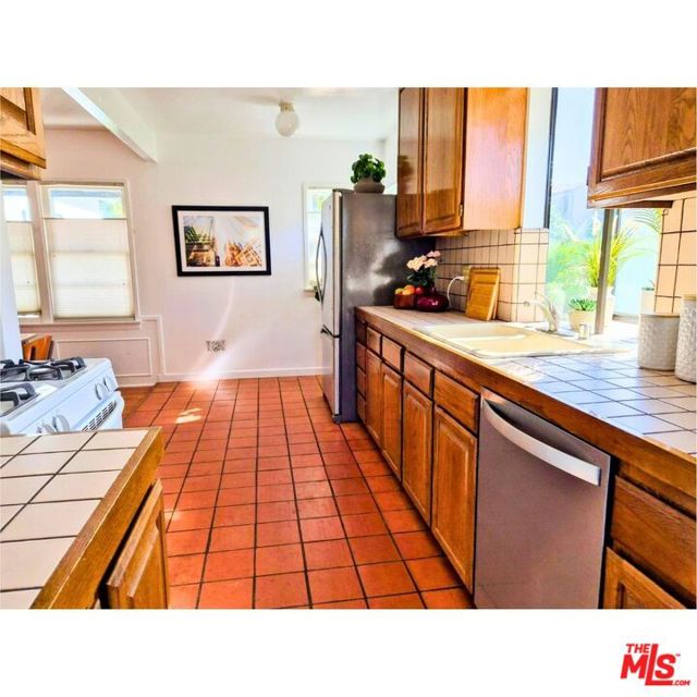 728 11th Street, Santa Monica CA: https://media.crmls.org/mediaz/c41cf92a-98f8-4e93-8900-740db6eff185.jpg