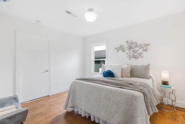 812 Washington Ave, Albany CA: https://media.crmls.org/mediaz/c41db9c7-562b-48db-bf0e-d98c3344d4b9.jpg