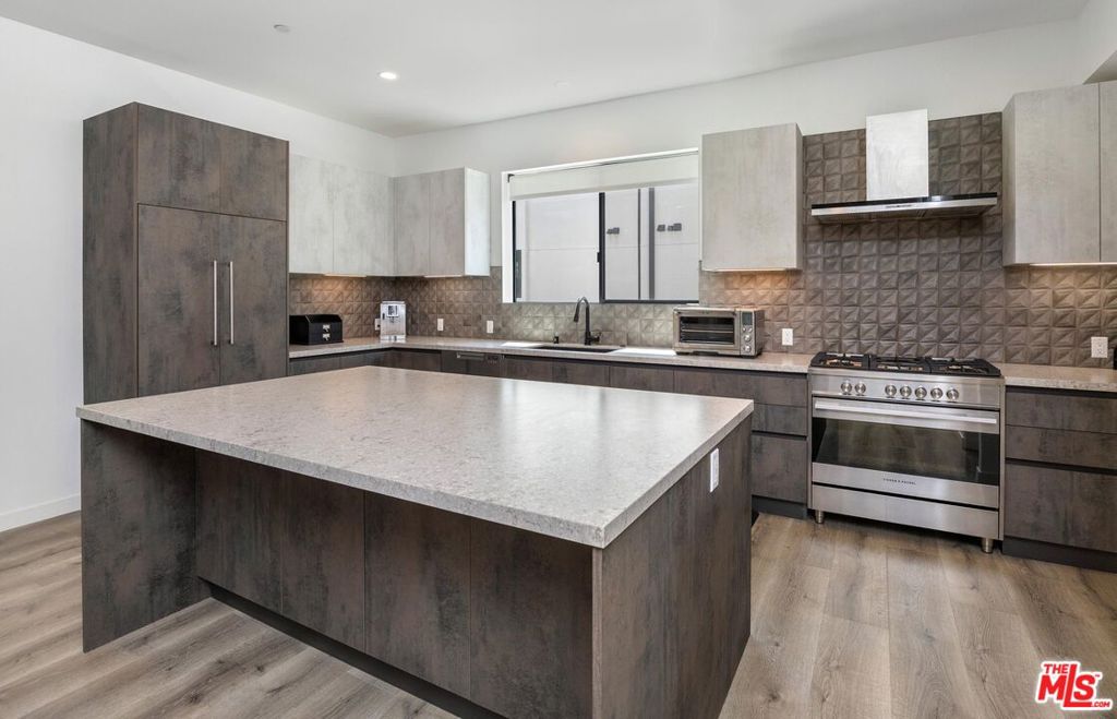 4724 N Village Court Lane