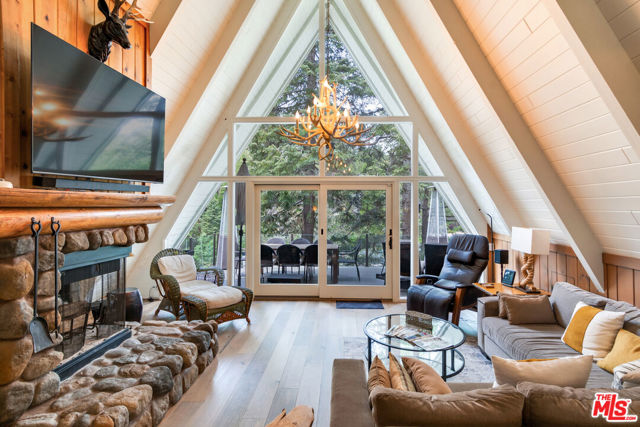 161 Rocky Point Road, Lake Arrowhead CA: https://media.crmls.org/mediaz/c41eb7f9-8ea0-4f89-8933-b8ef6c5faa4c.jpg