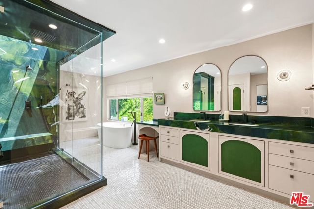 7712 Chandelle Place, Los Angeles CA: https://media.crmls.org/mediaz/c4204331-b242-4956-bc56-562418452ed5.jpg
