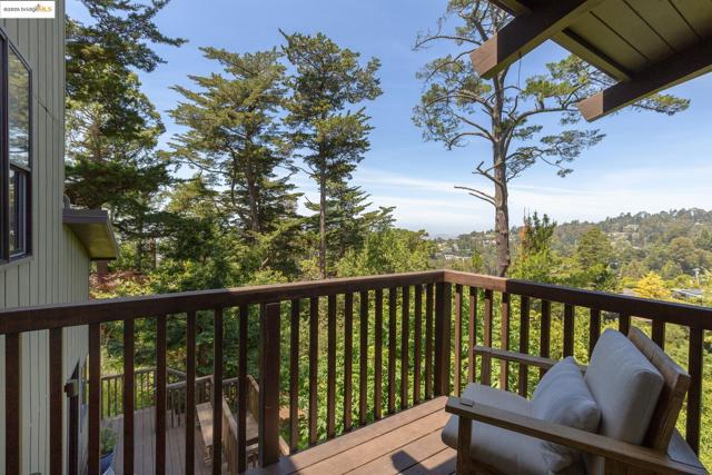 20 Ascot Ct, Oakland CA: https://media.crmls.org/mediaz/c420477b-9c8c-456b-bf4f-e03c481eaf67.jpg