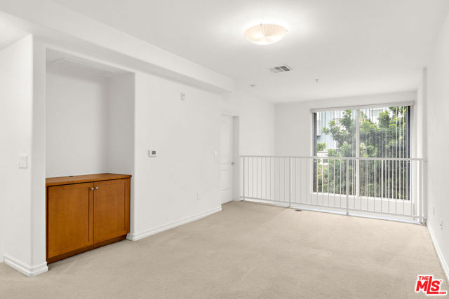 629 Traction Avenue, Los Angeles CA: https://media.crmls.org/mediaz/c4215efd-66f2-40b7-a807-c2d8c7b2b1c4.jpg