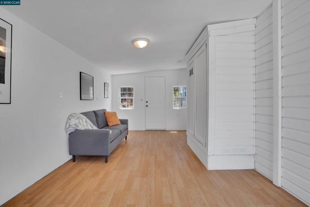 881 Merle Ave, Martinez CA: https://media.crmls.org/mediaz/c421a307-23da-4477-aa59-332df9fe8f27.jpg
