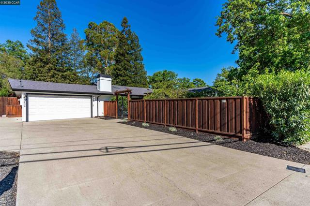 2424 San Miguel Dr, Walnut Creek CA: https://media.crmls.org/mediaz/c422e336-d6bd-4da1-ae6a-9748ec5a6867.jpg