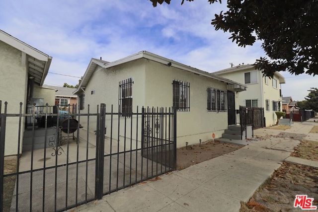 8946 Baring Cross Street, Los Angeles CA: https://media.crmls.org/mediaz/c42377ef-6b98-4f25-b0f0-9794026fb657.jpg