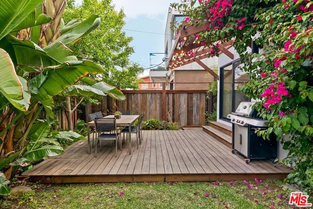 832 Superba Avenue, Venice CA: https://media.crmls.org/mediaz/c4240452-0848-45b8-ac5c-1ae5876576cb.jpg