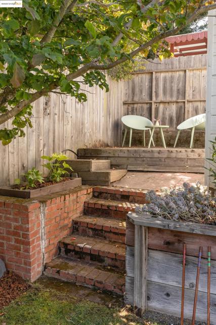 2451 Carmel St, Oakland CA: https://media.crmls.org/mediaz/c424734c-9f93-4dd9-acb9-5d9eb698bb6a.jpg