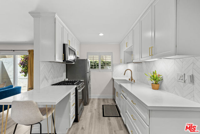 4381 Ventura Canyon Avenue, Sherman Oaks CA: https://media.crmls.org/mediaz/c424b50f-f916-4913-96e9-ff6202a0b9b3.jpg