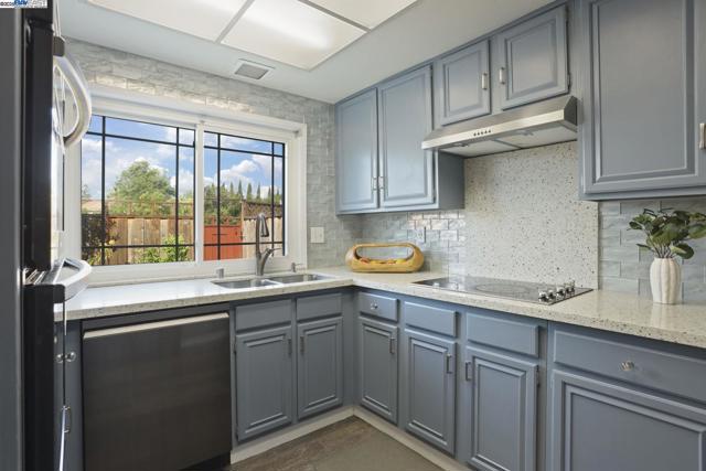 10034 Foxboro Cir, San Ramon CA: https://media.crmls.org/mediaz/c425571f-740b-4ce8-966c-bd5b876ef186.jpg