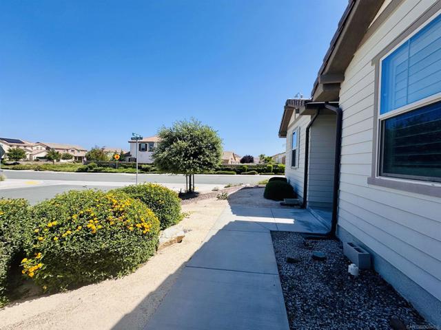 35101 Cross Winds Dr, Murrieta CA: https://media.crmls.org/mediaz/c426019e-ddc4-4b23-bb0b-e313320e59d8.jpg
