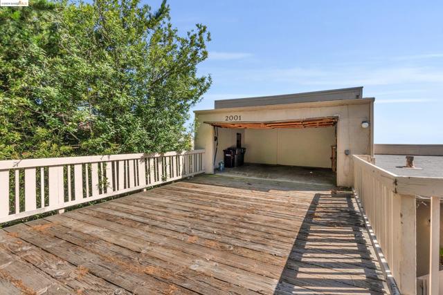 2001 Manzanita Dr, Oakland CA: https://media.crmls.org/mediaz/c4261e28-aed1-4a20-a188-be87cb972b5e.jpg