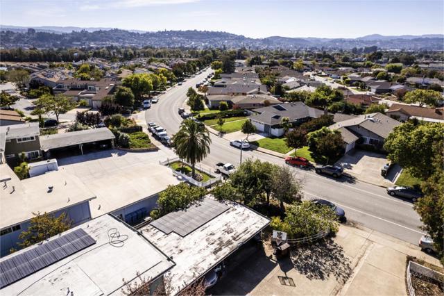 3335 Los Prados Street, San Mateo CA: https://media.crmls.org/mediaz/c4263238-57b4-4bac-bbe3-b2a3f1cc089b.jpg