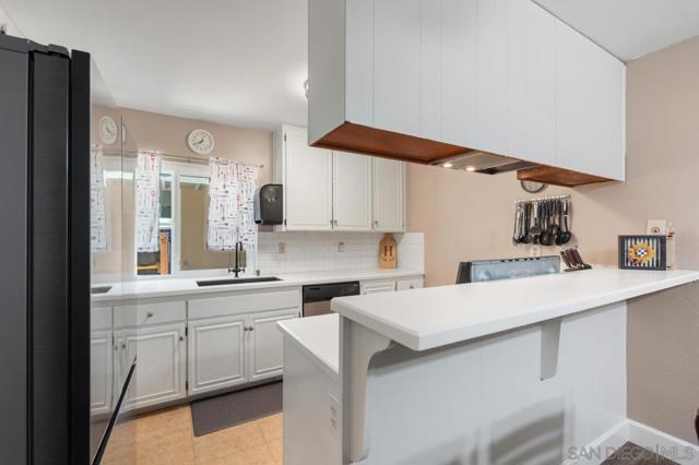 10155 Caminito Volar, San Diego CA: https://media.crmls.org/mediaz/c4272d35-12d9-43ff-84fd-c37950e08ad6.jpg