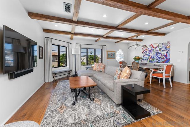 7344 Olivetas Ave, La Jolla CA: https://media.crmls.org/mediaz/c427c6d6-686f-49fc-9d88-85f44112fa97.jpg