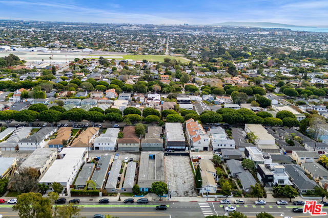 2338 Ocean Park Boulevard, Santa Monica CA: https://media.crmls.org/mediaz/c4281ded-edc9-42a3-96f4-f1009eb6e584.jpg