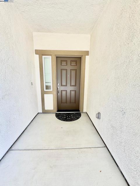 597 Pendragon St, Manteca CA: https://media.crmls.org/mediaz/c4292aa3-c02e-46a9-96f6-3811cc29310a.jpg