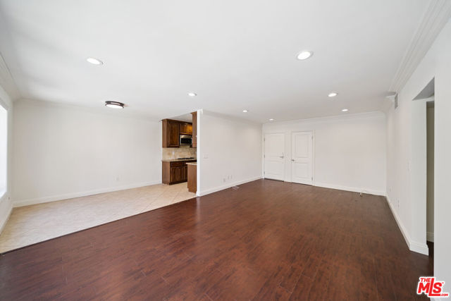 133 N Swall Drive, Beverly Hills CA: https://media.crmls.org/mediaz/c42aae9f-4378-4704-bea9-938ff5c9c6c3.jpg