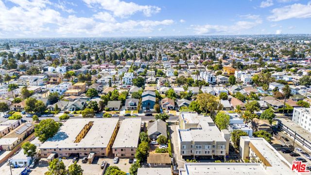 1215 W 39th Place, Los Angeles CA: https://media.crmls.org/mediaz/c42b3363-27d4-432a-b644-eed5fb990d71.jpg