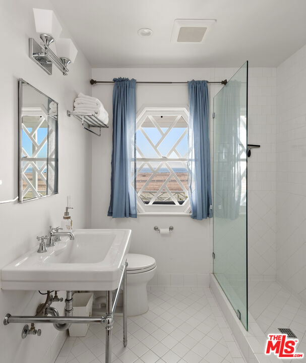 605 Palisades Beach Road, Santa Monica CA: https://media.crmls.org/mediaz/c42b9d1e-38d6-4a4e-b267-ed71e00a142b.jpg