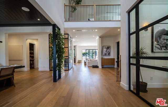 18938 Wells Drive, Tarzana CA: https://media.crmls.org/mediaz/c42bb382-127d-452b-95d5-fb148888cee6.jpg