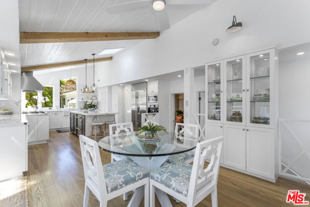 2205 Beverly Glen Place, Los Angeles CA: https://media.crmls.org/mediaz/c42ceae4-5ed6-4337-810d-976edb8334e5.jpg