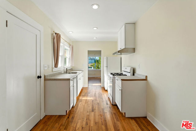 3712 E 10th Street, Long Beach CA: https://media.crmls.org/mediaz/c42d52c9-b61f-421f-b351-a47385965513.jpg