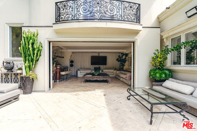 727 N Alta Drive, Beverly Hills CA: https://media.crmls.org/mediaz/c42ee622-9784-4ec3-aa7d-008a6babc60f.jpg