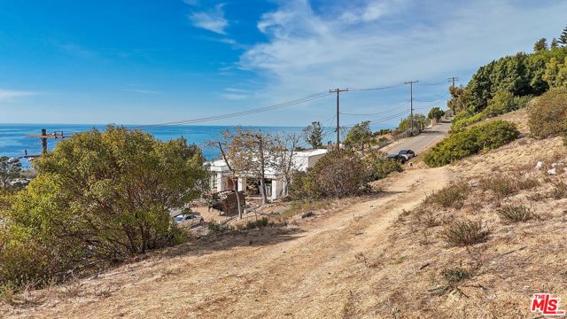30015 Andromeda Lane, Malibu CA: https://media.crmls.org/mediaz/c42ef2ee-88c7-48c6-823e-157fbefb6c09.jpg