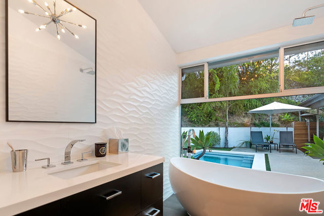 4025 Weslin Avenue, Sherman Oaks CA: https://media.crmls.org/mediaz/c42fb1dd-cd7b-4bb6-b950-0bac836b8df2.jpg