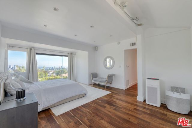 1300 Summitridge Drive, Beverly Hills CA: https://media.crmls.org/mediaz/c42fcc69-2135-4b03-9212-2090d3bcb68d.jpg