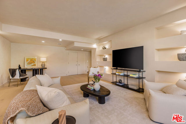818 N Doheny Drive, West Hollywood CA: https://media.crmls.org/mediaz/c4301009-fe50-43a3-9b81-f2b7ba1938fb.jpg