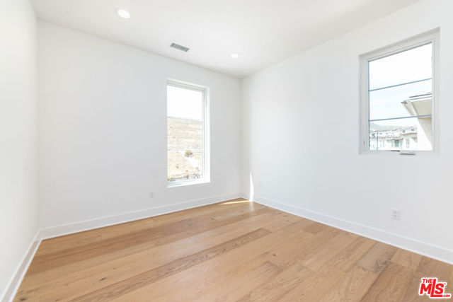 11770 N Hillsborough Lane, Porter Ranch CA: https://media.crmls.org/mediaz/c430763c-2f5f-4f12-94d0-4e59f5e42c6c.jpg