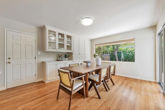 171 E Creek Drive, Menlo Park CA: https://media.crmls.org/mediaz/c430f262-b0d1-4d4b-9263-355e20881b48.jpg