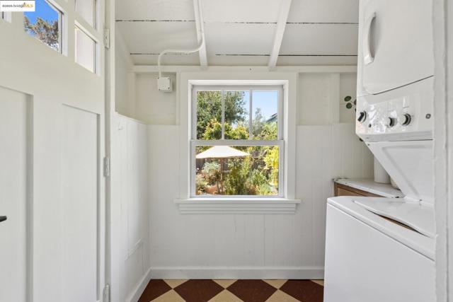 6521 Herzog St, Oakland CA: https://media.crmls.org/mediaz/c4312029-6a9e-4766-b577-ed7540a4a9ad.jpg