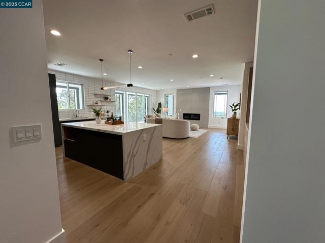 9 Turner Ct, Oakland CA: https://media.crmls.org/mediaz/c431aafc-652a-4b88-b148-7750a09e61ae.jpg