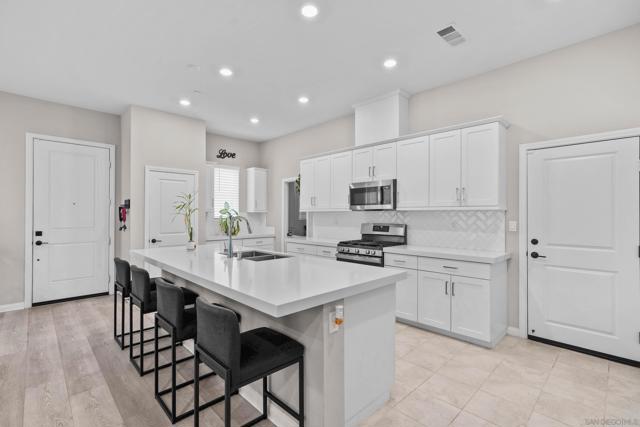 2098 Bluestone Cir, Chula Vista CA: https://media.crmls.org/mediaz/c431d86d-f483-435c-89b2-ca3fc832a7ab.jpg