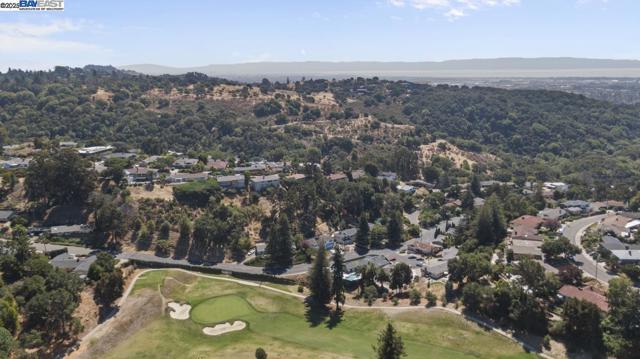 10336 Greenview Dr, Oakland CA: https://media.crmls.org/mediaz/c431ee8a-9af8-4fc1-aa15-fac68463c2f6.jpg