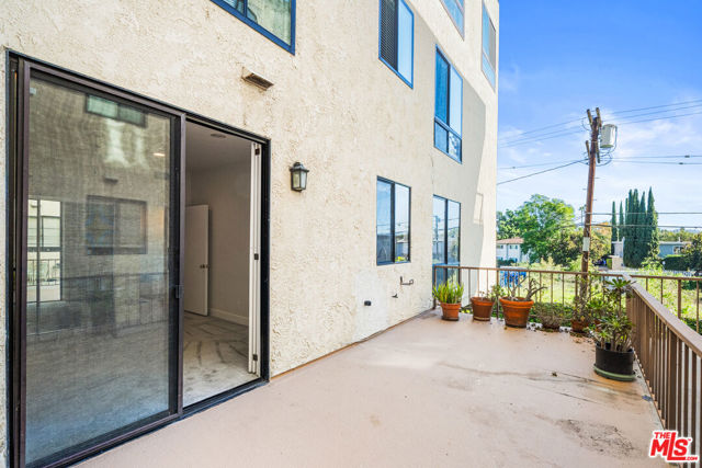 4454 Ventura Canyon Avenue, Sherman Oaks CA: https://media.crmls.org/mediaz/c4321cae-60e6-4ade-b044-1026c7123133.jpg