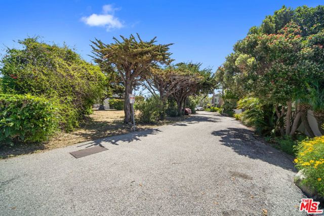 31826 Broad Beach Road, Malibu CA: https://media.crmls.org/mediaz/c432b03b-8db5-4010-9908-cce21de07369.jpg