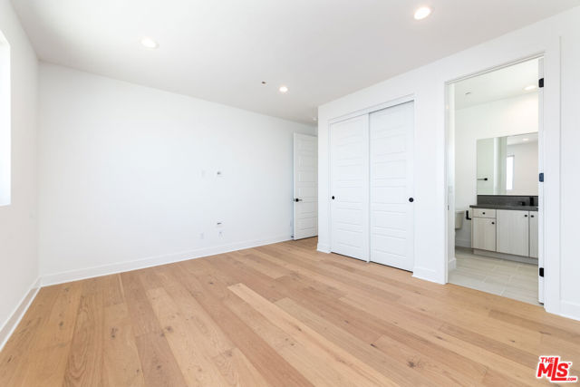 11770 N Hillsborough Lane, Porter Ranch CA: https://media.crmls.org/mediaz/c4330890-7785-48cc-acda-7ae7db642ed0.jpg