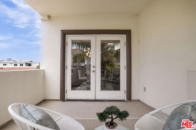 1862 S Bentley Avenue, Los Angeles CA: https://media.crmls.org/mediaz/c433363e-e72a-41fd-a808-f588451fb7e5.jpg