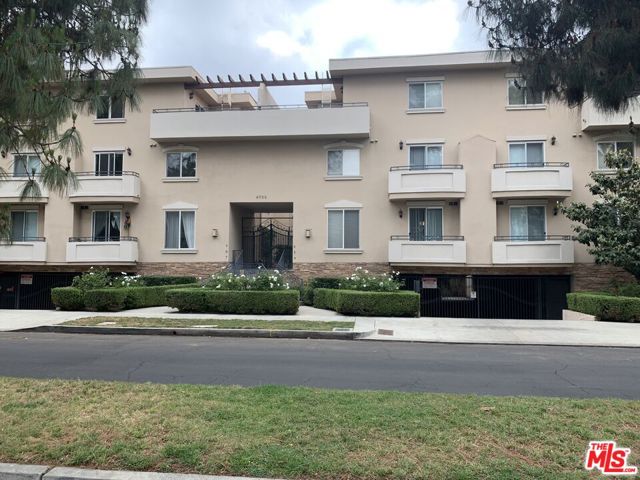 4732 Radford Avenue, Valley Village CA: https://media.crmls.org/mediaz/c433bd82-4205-4695-9dae-a627c9544660.jpg
