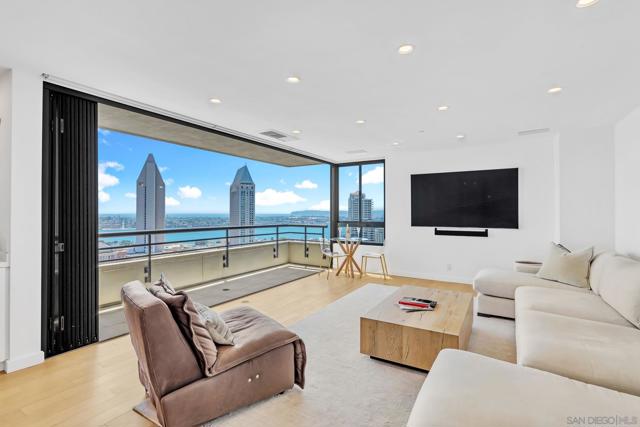 700 Front St, San Diego CA: https://media.crmls.org/mediaz/c434390e-c6ee-458d-a9ff-b661e69b49a3.jpg