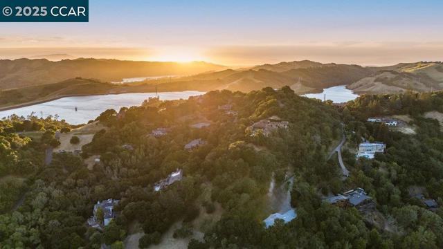 233 Melody Ln, Orinda CA: https://media.crmls.org/mediaz/c434b503-2eee-4760-b312-2e949ec5f0e3.jpg