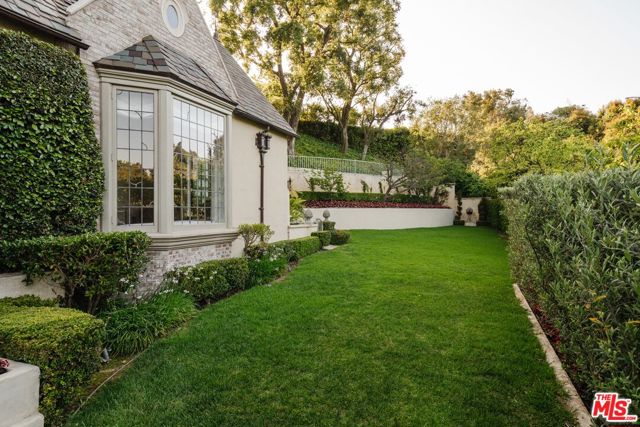 10950 Bellagio Road, Los Angeles CA: https://media.crmls.org/mediaz/c434db18-39b3-4bbf-8167-dd4a98706813.jpg