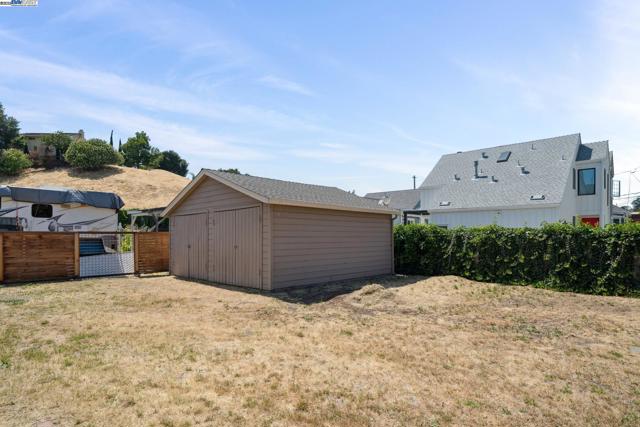2200 Peach St, Pinole CA: https://media.crmls.org/mediaz/c435be5a-f25e-4f58-8541-59e468216ffa.jpg